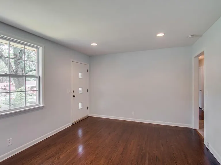 558 Roosevelt Ave — Photo 7