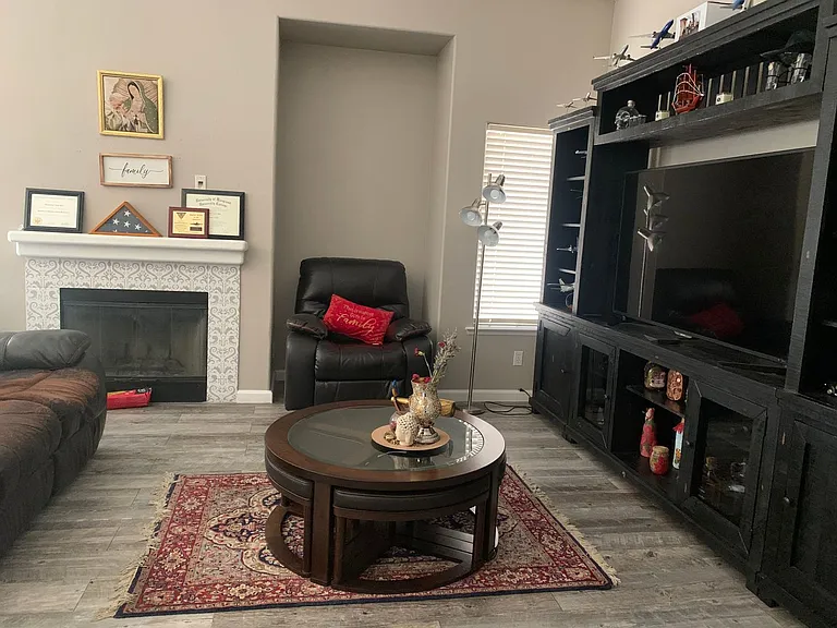 905 W Millbrook St — Photo 3