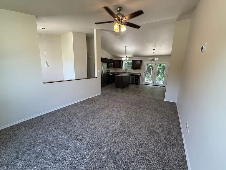 923 Foster Ct — Photo 3