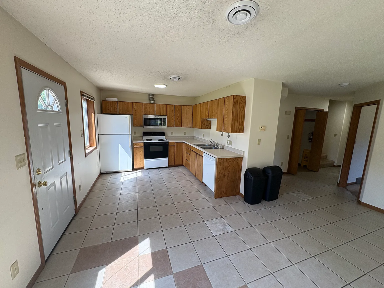 4 bed, $1,660 — Photo 2