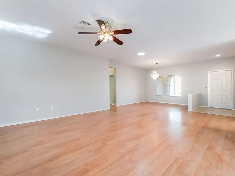 2571 Thatcher Ave — Photo 4