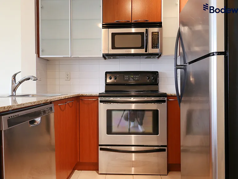 1483 King Edward Ave E — Photo 9
