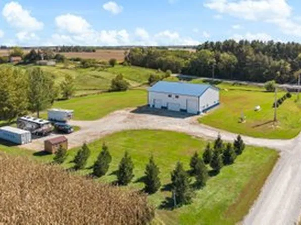 955 300th St, Sherrard, IL 61465