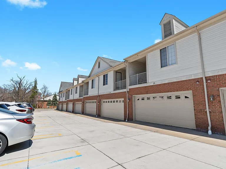 17 N Squirrel Rd — Photo 31