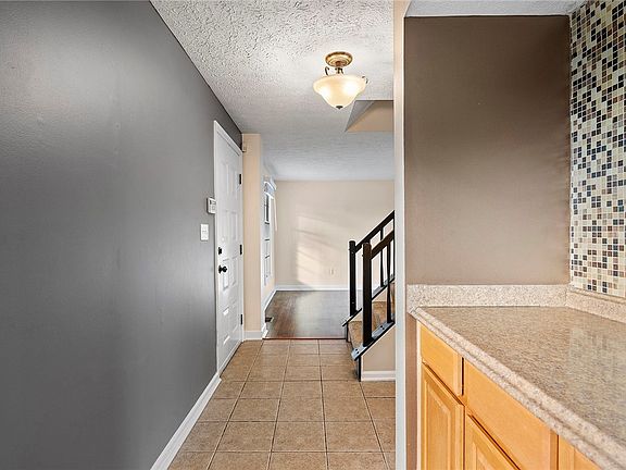 5th image of 402 Pebble Creek Dr