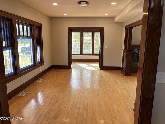 4th image of 304 S Park St