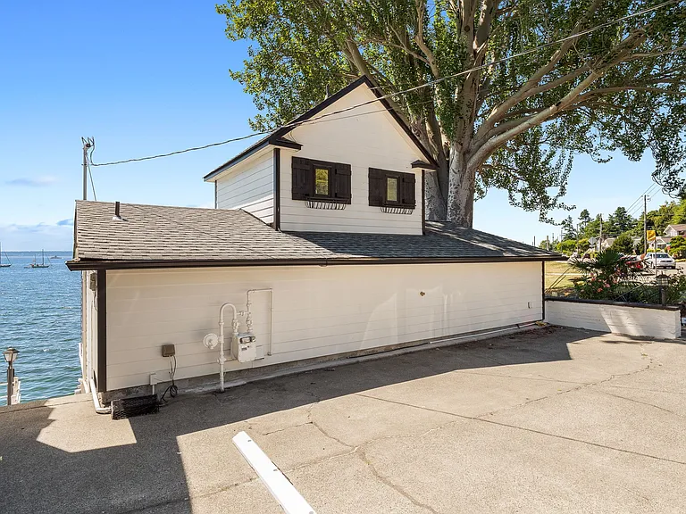 4701 Beach Dr SW — Photo 31