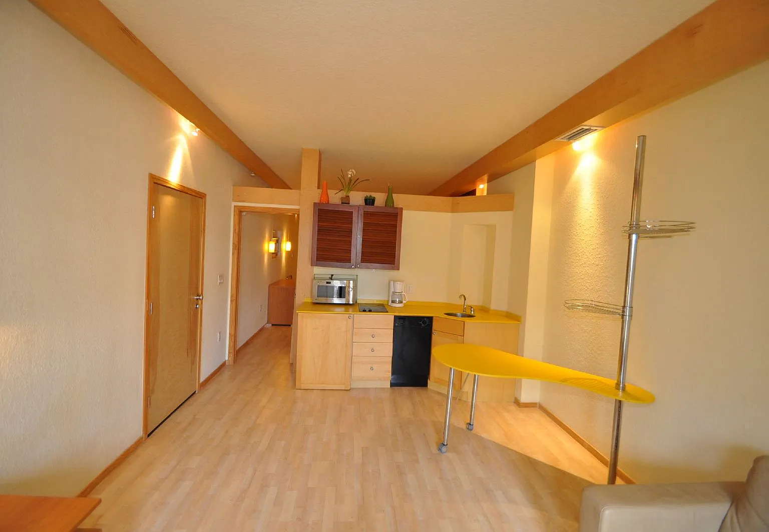 1 bed, 1.0 bath, 670 sqft, $1,350 — Photo 2