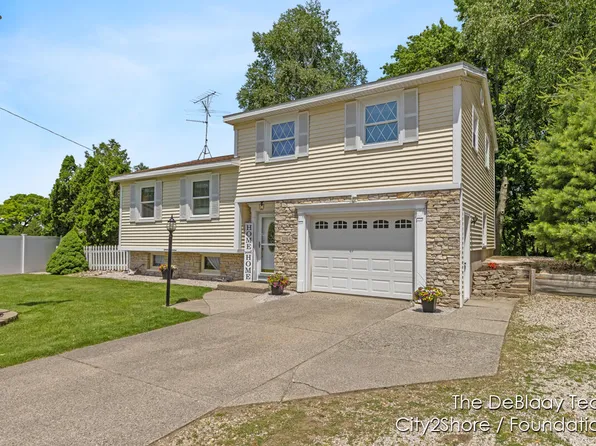 3195 Crisfield Dr NE, Grand Rapids, MI 49525