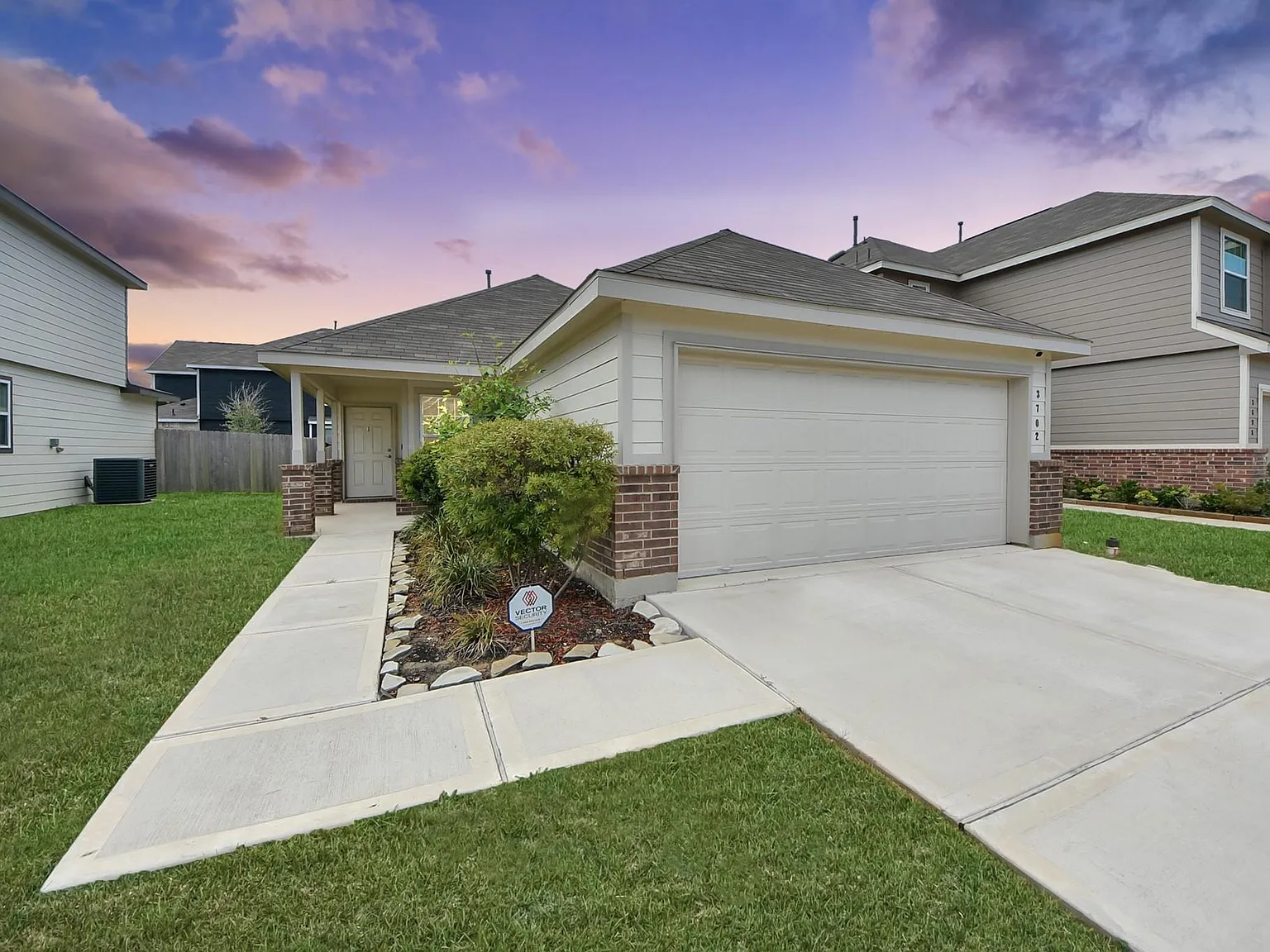 3 bed, 2.0 bath, 1418 sqft, $2,600 — Photo 2