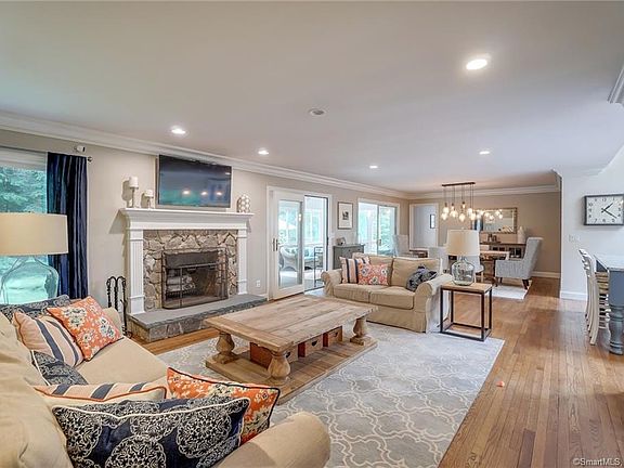 4th image of 76 Tall Oaks Ct