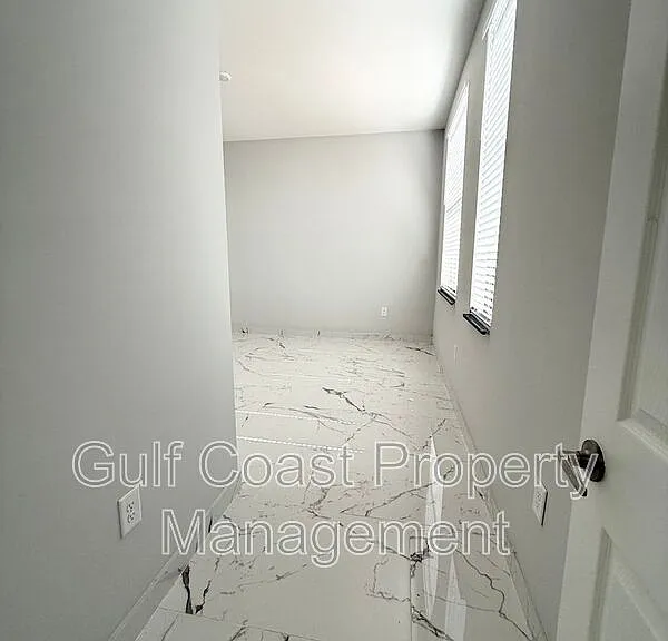 2216 NE 10th Pl — Photo 30