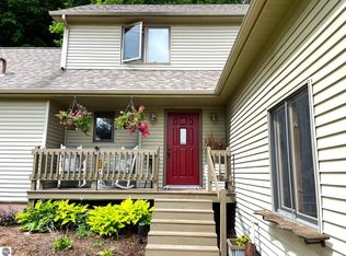 4689 Hampshire Dr, Williamsburg, MI 49690