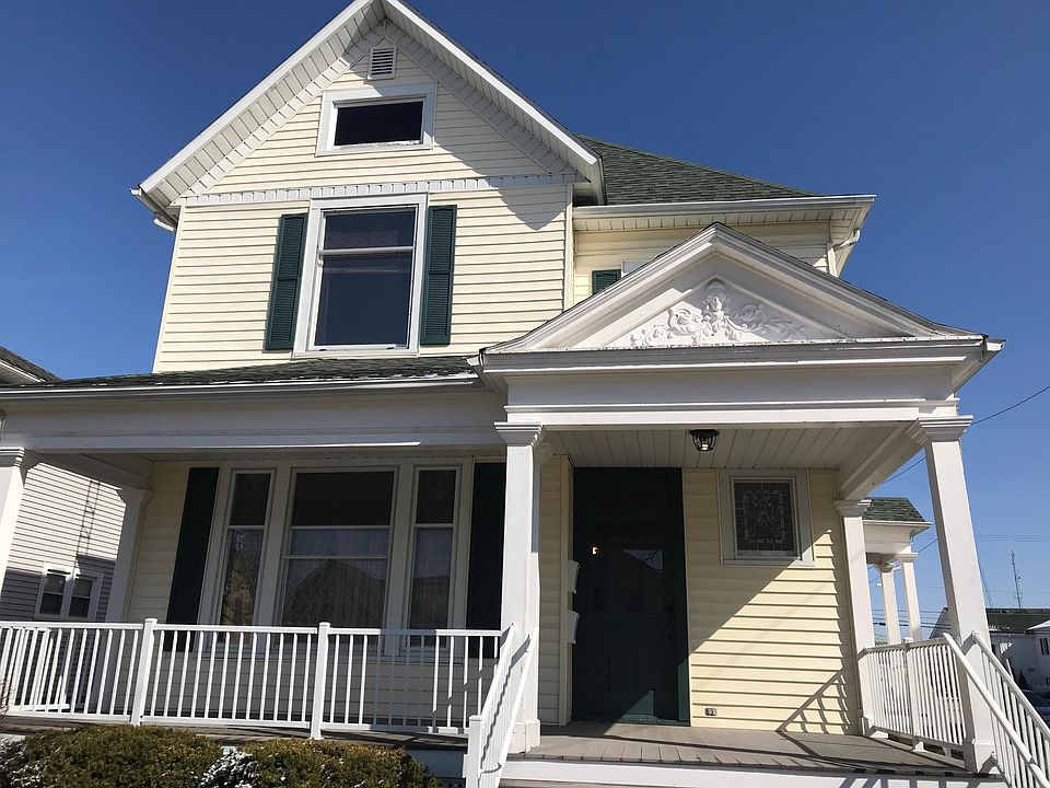 1st image of 220 W Hardin St