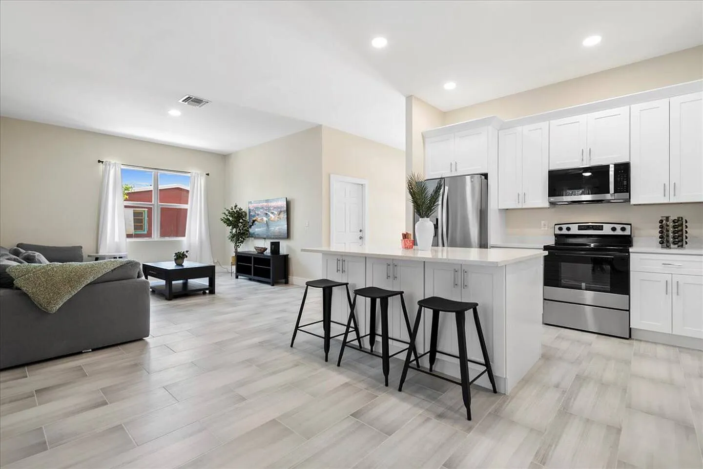 4 bed, 2700 sqft, $1,200 — Photo 1