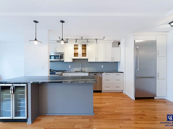 4th image of 300 E 71st St APT 19L