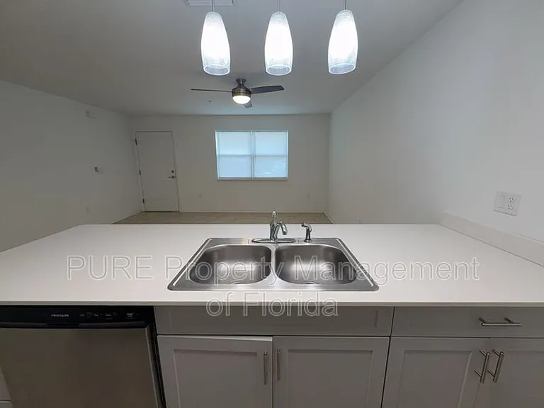 318 NE 7th Ter #102 — Photo 8