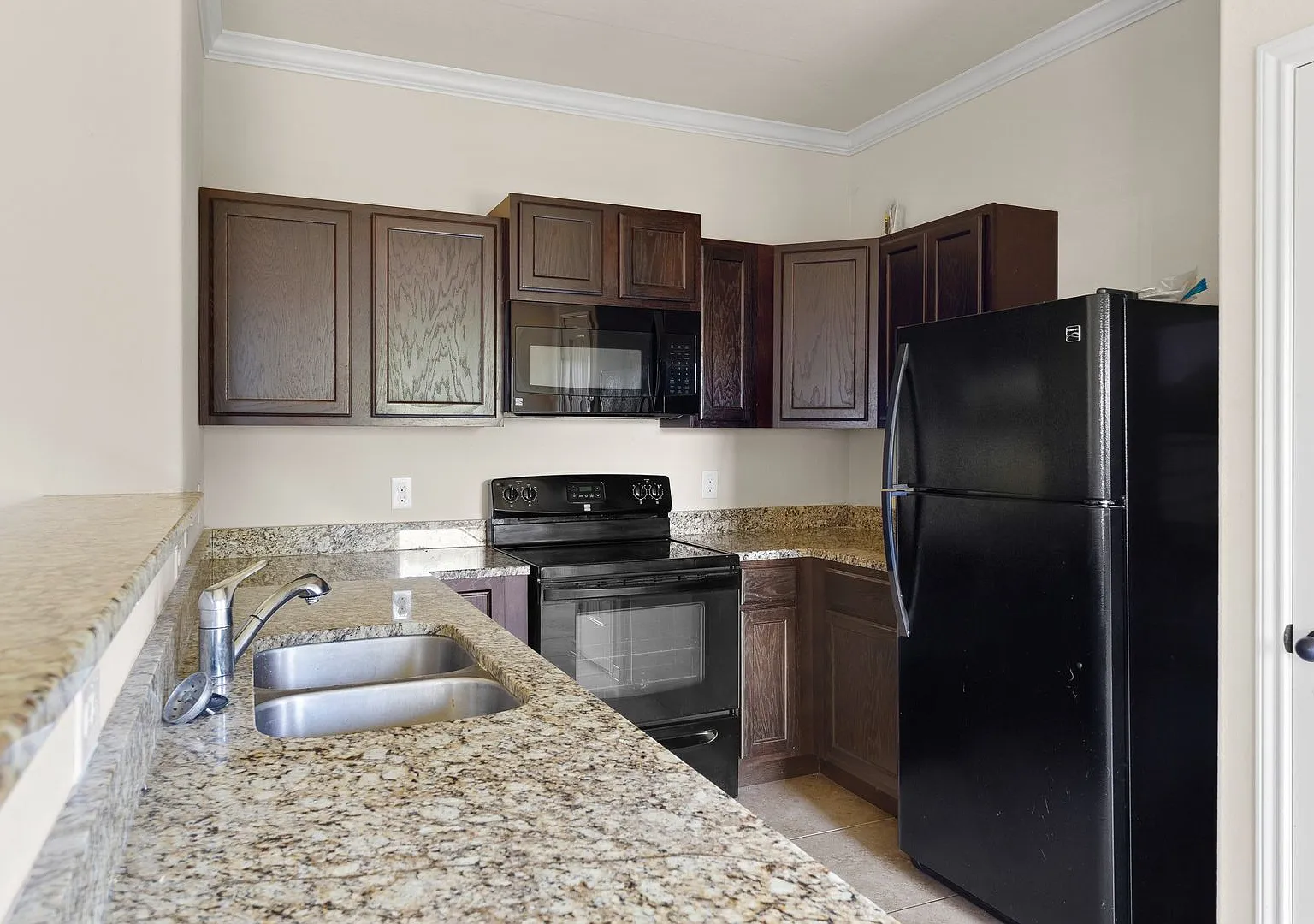 Beautiful 3 bedroom townhome located in Northeast San Antonio! — Photo 2