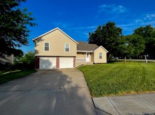 600 S Sunset Ln, Raymore, MO 64083