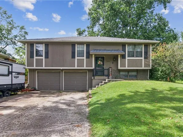 504 Alfalfa Ln, Buckner, MO 64016