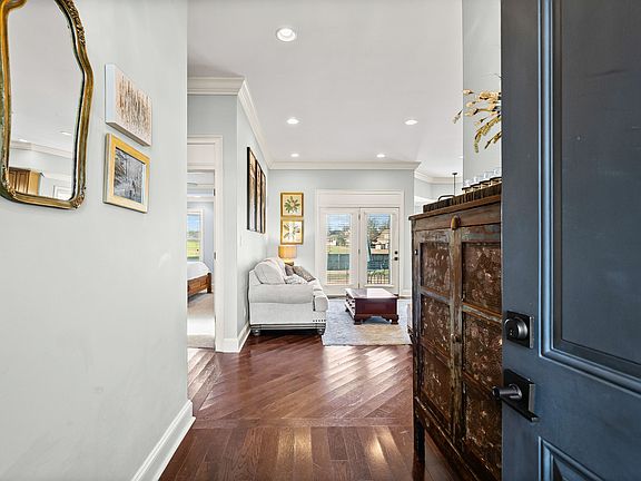 3rd image of 422 Simon St