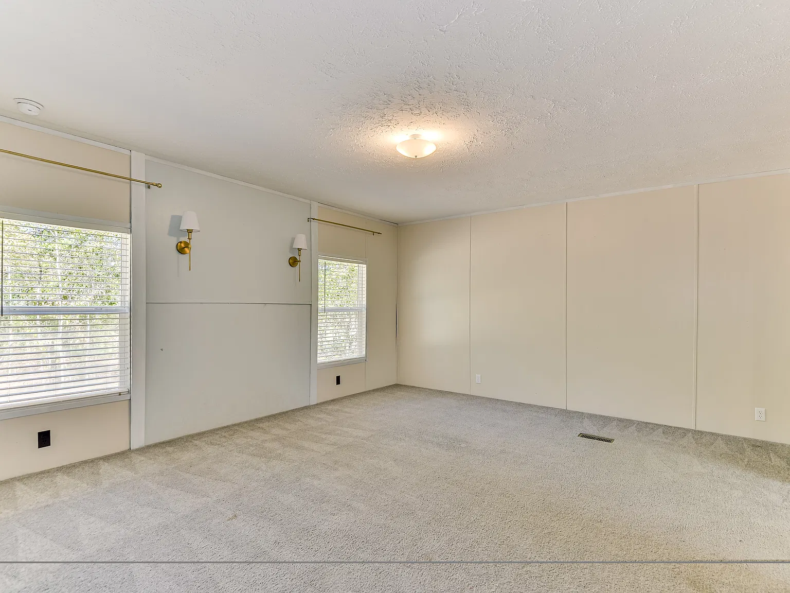3 bed, 2304 sqft, $1,900 — Photo 4