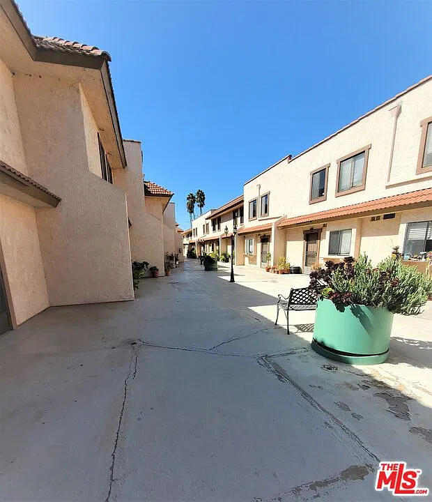 2 bed, 3.0 bath, 1365 sqft, $3,995 — Photo 3
