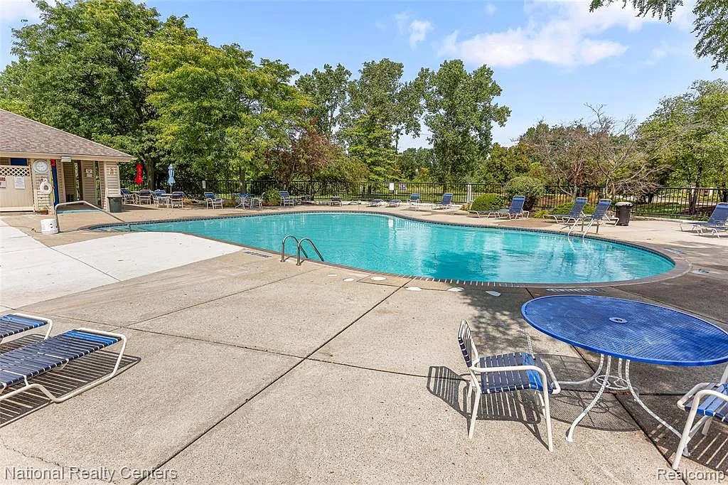 2 bed, 1.5 bath, 1334 sqft, $1,900 — Photo 3