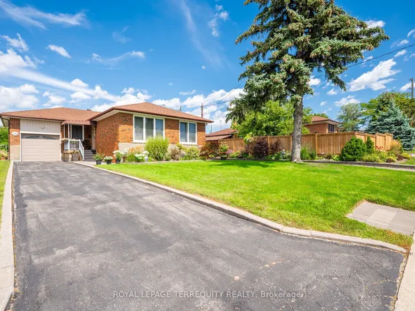 120 Falstaff Ave, Toronto, ON M6L 2E4