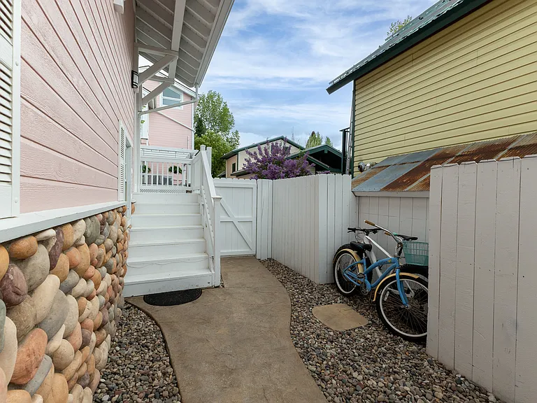 Private side yard