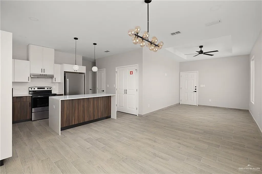 3 bed, 2.0 bath, 4400 sqft, $1,350 — Photo 3