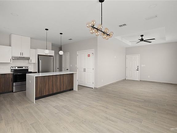 3rd image of 2009 Selena St #1