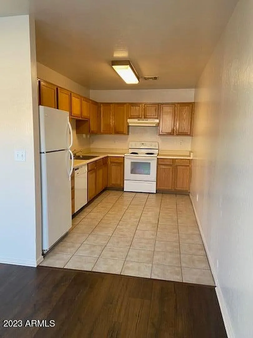 Building Photo - 595 W 20th Ave #102