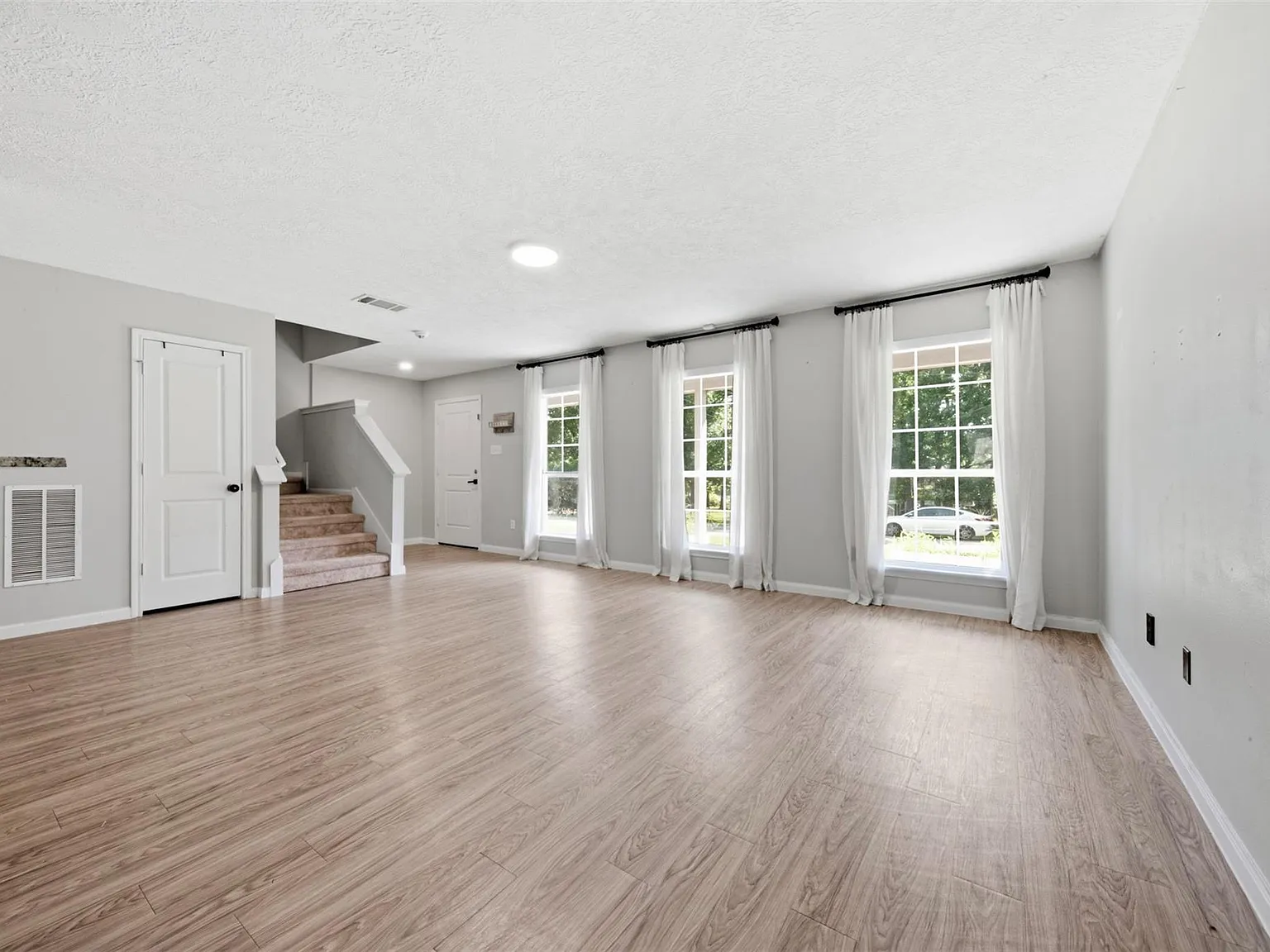 3 bed, 2.5 bath, 1447 sqft, $1,650 — Photo 2