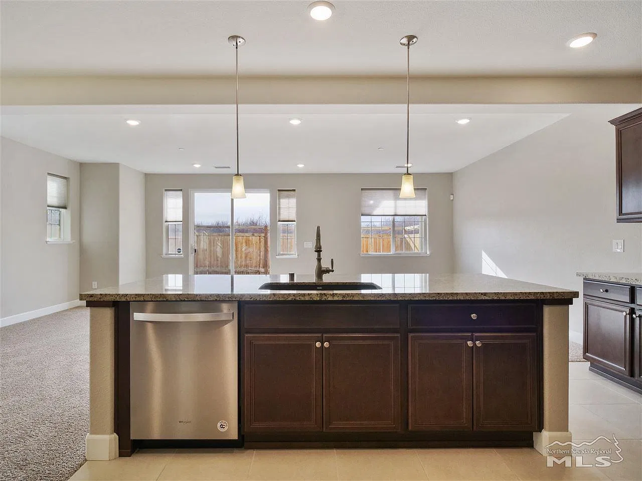 3 bed, 2.5 bath, 1832 sqft, $2,400 — Photo 4
