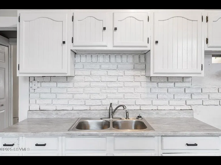 148 Bloom St — Photo 8