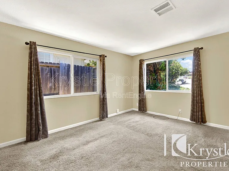 544 Fleming Ave E — Photo 10