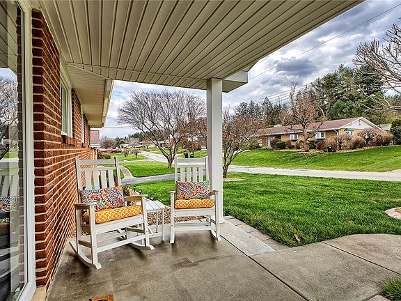 3rd image of 469 Hillcrest Dr