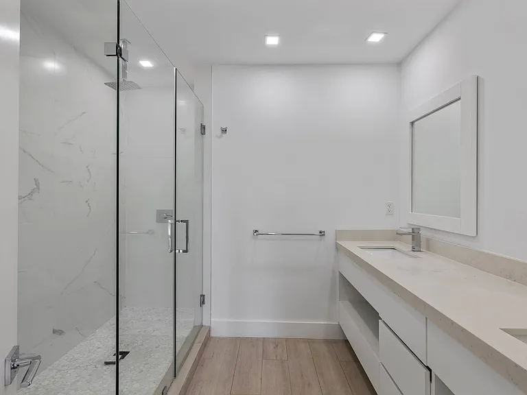 434 SW 10th St — Photo 11