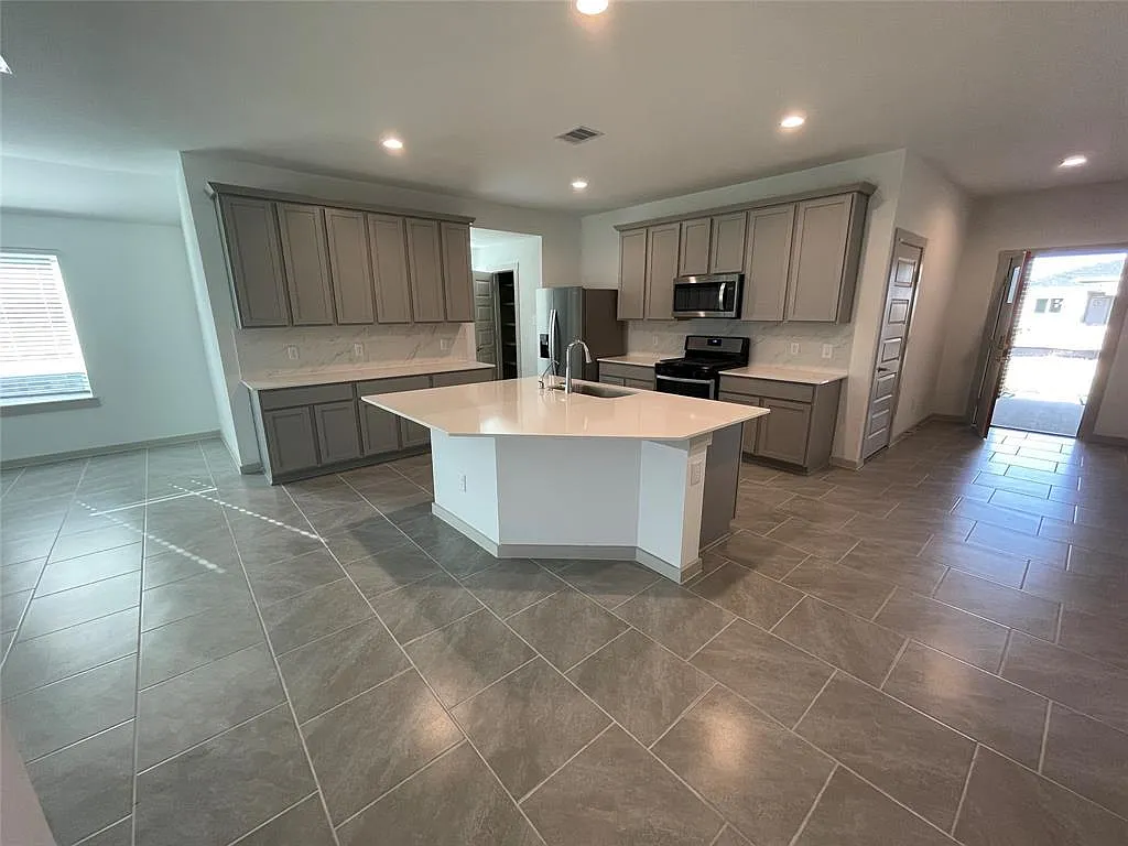 4 bed, 2031 sqft, $2,450 — Photo 4