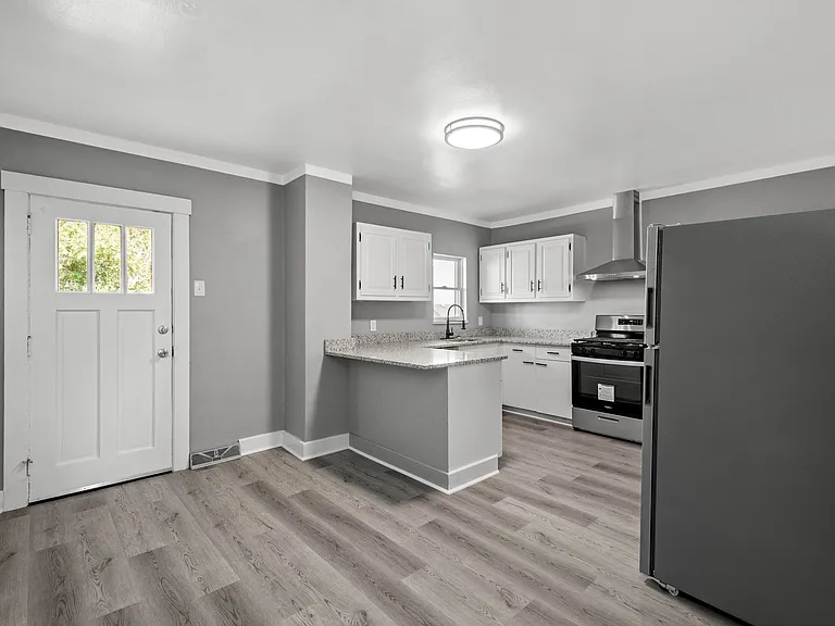 1744 Highland Ave — Photo 5
