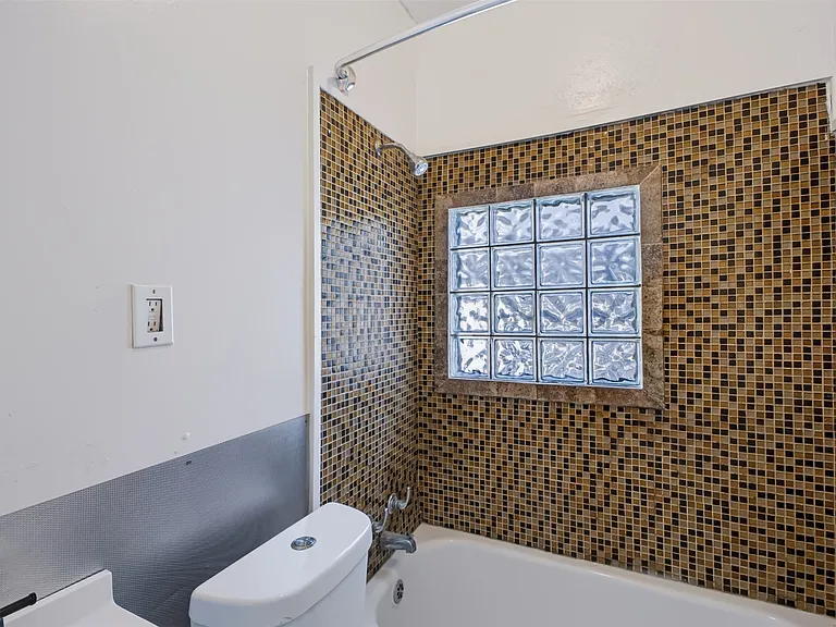 928 E Corona St — Photo 30