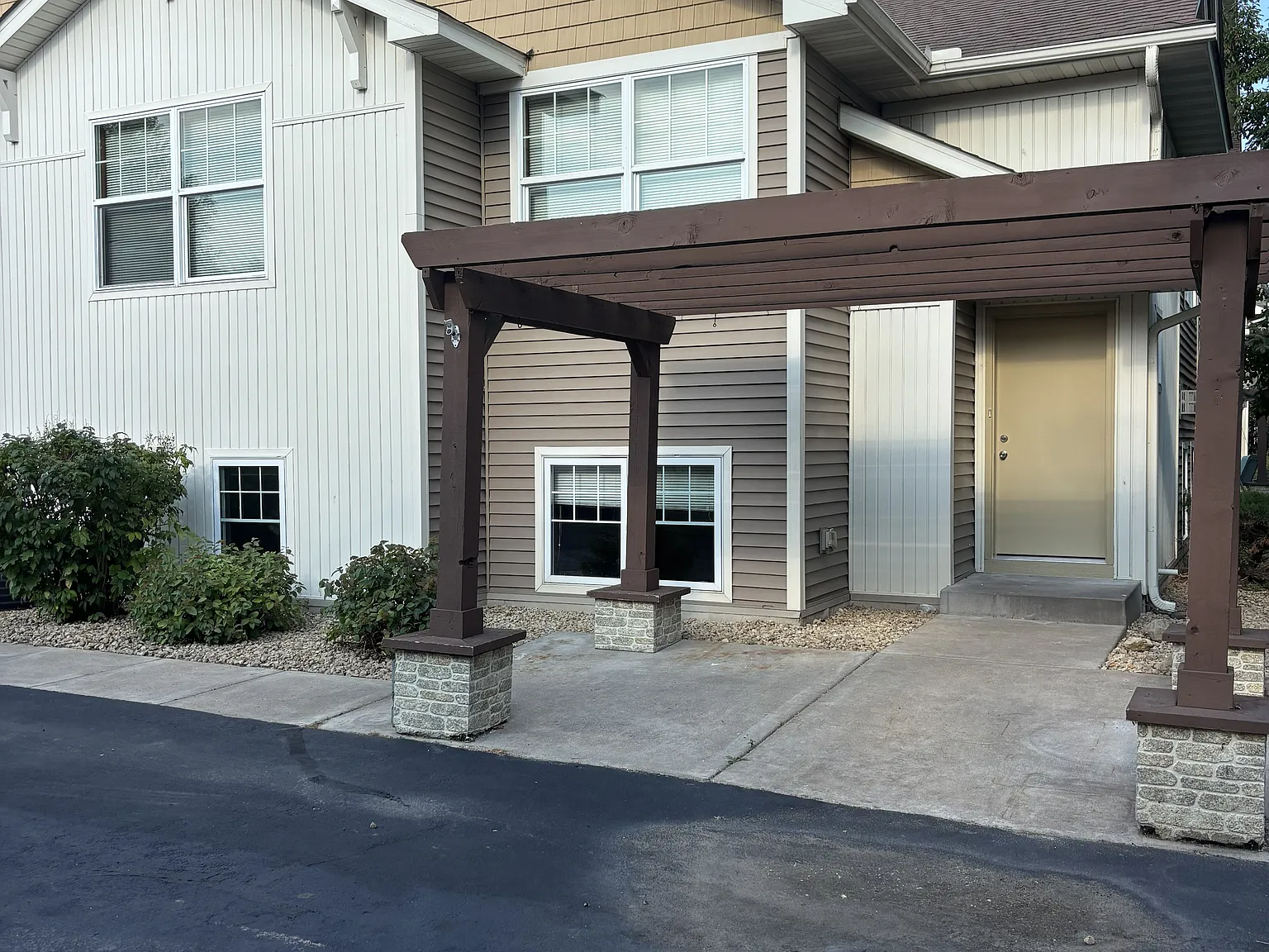 5 bed, 2582 sqft, $2,795 — Photo 3