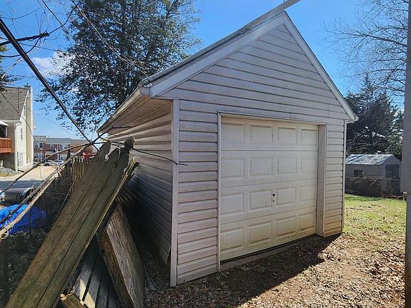 3rd image of 5923 Fairwood Ave