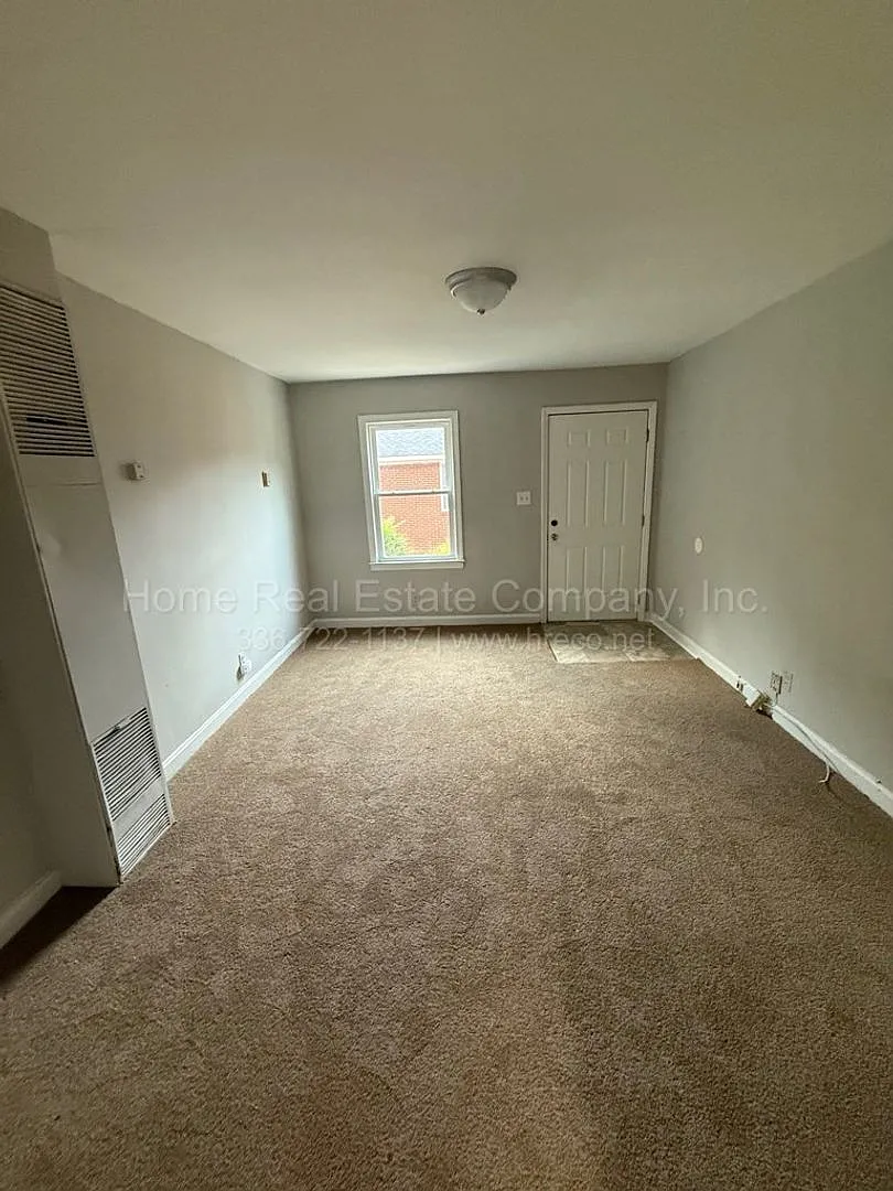 1447 Clark Avenue Apt A — Photo 2