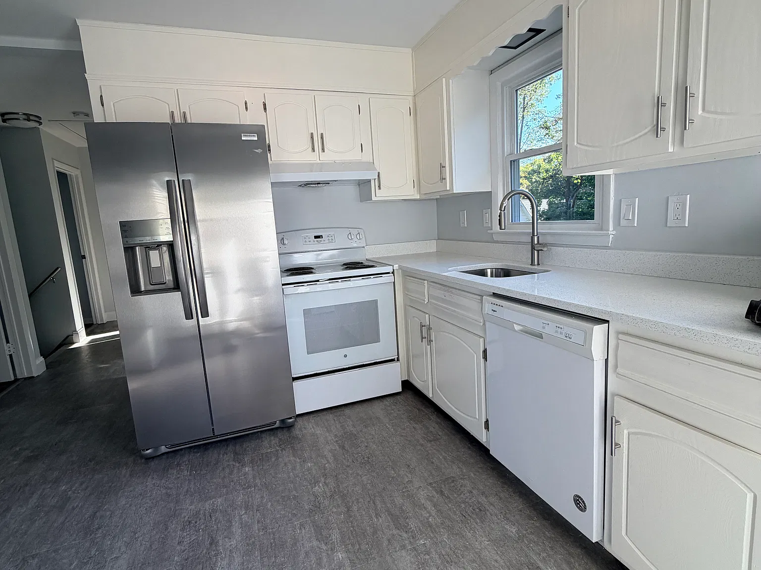 53 1/2 Elmwood Ave — Photo 3