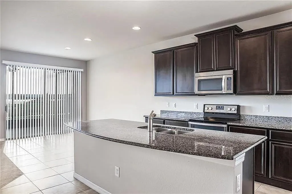4 bed, 3.0 bath, 2859 sqft, $3,050 — Photo 4