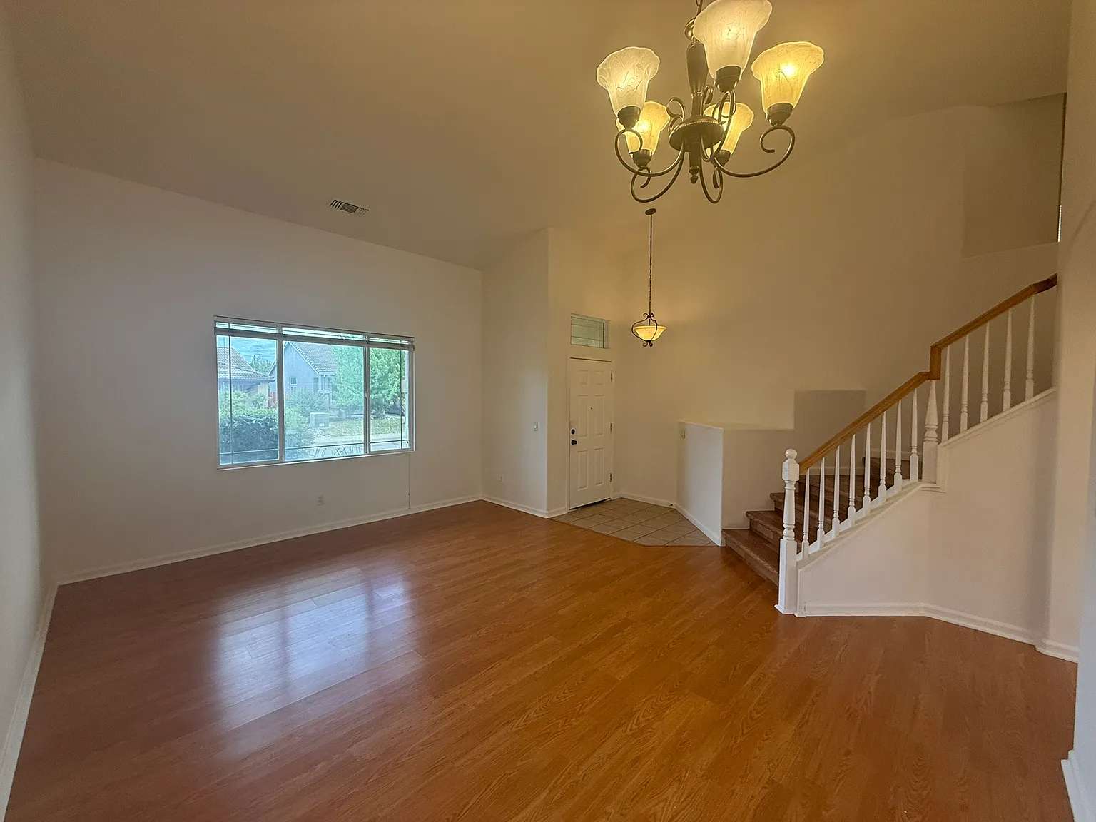 4 bed, 1905 sqft, $2,700 — Photo 1