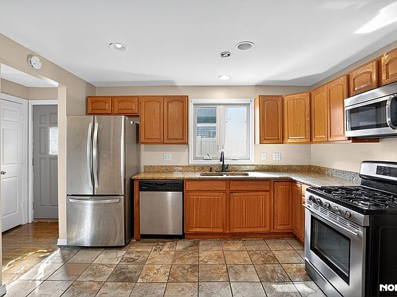 3rd image of 526 Marquette Ave