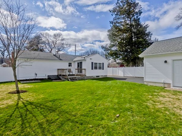 79 Searles St, Chicopee, MA 01020